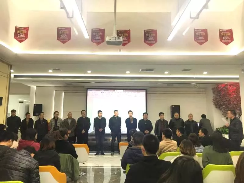 2019年全城征集样板间99套，每平米直降200元，10大金牌工长任您选！