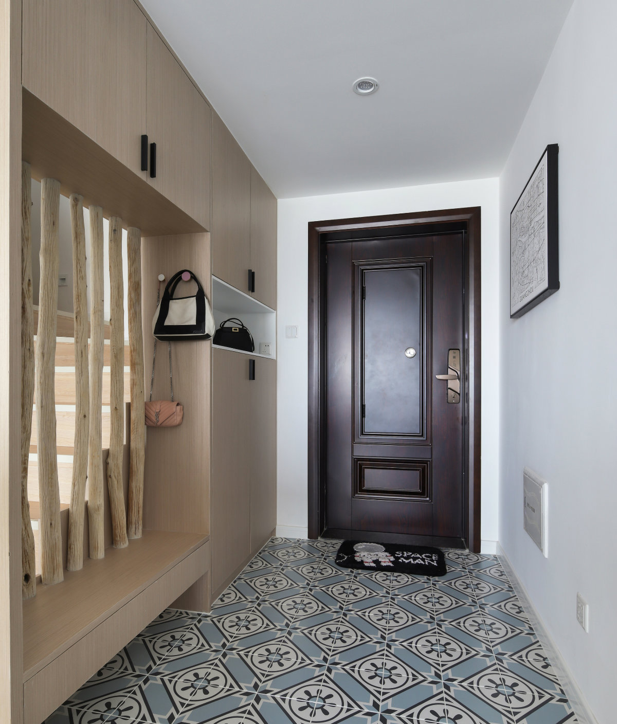 今天一起来看一套135平的复式样板间吧