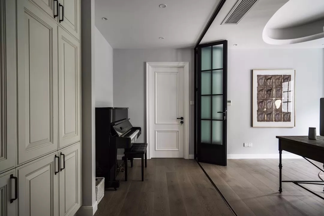 藏蓝配上珊瑚红，不一样的美式