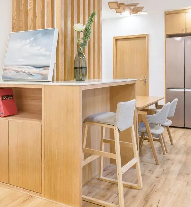 新房装修图，极简原木风的设计，全屋白色与原木色装饰，效果太棒了