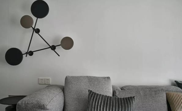 黑白灰装修且留白设计，更加宽敞明亮！