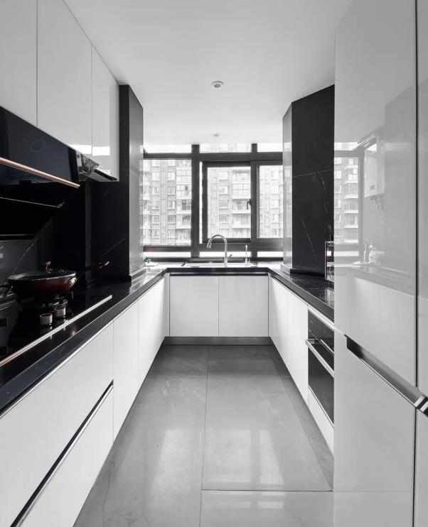 黑白灰装修且留白设计，更加宽敞明亮！