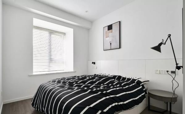 黑白灰装修且留白设计，更加宽敞明亮！