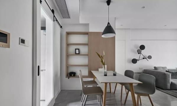 黑白灰装修且留白设计，更加宽敞明亮！