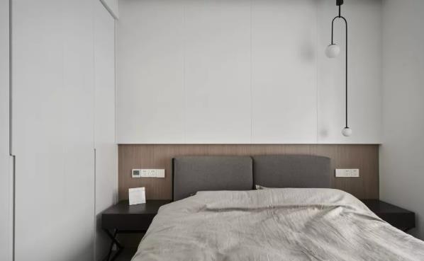 黑白灰装修且留白设计，更加宽敞明亮！