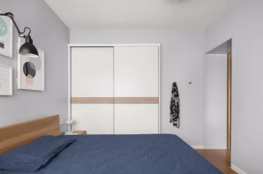 新房装修衣柜这样做看起来更加简洁，不用担心顶面上落灰难打扫。