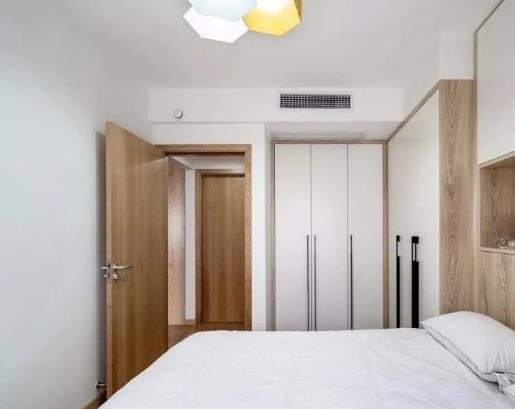 新房装修衣柜这样做看起来更加简洁，不用担心顶面上落灰难打扫。