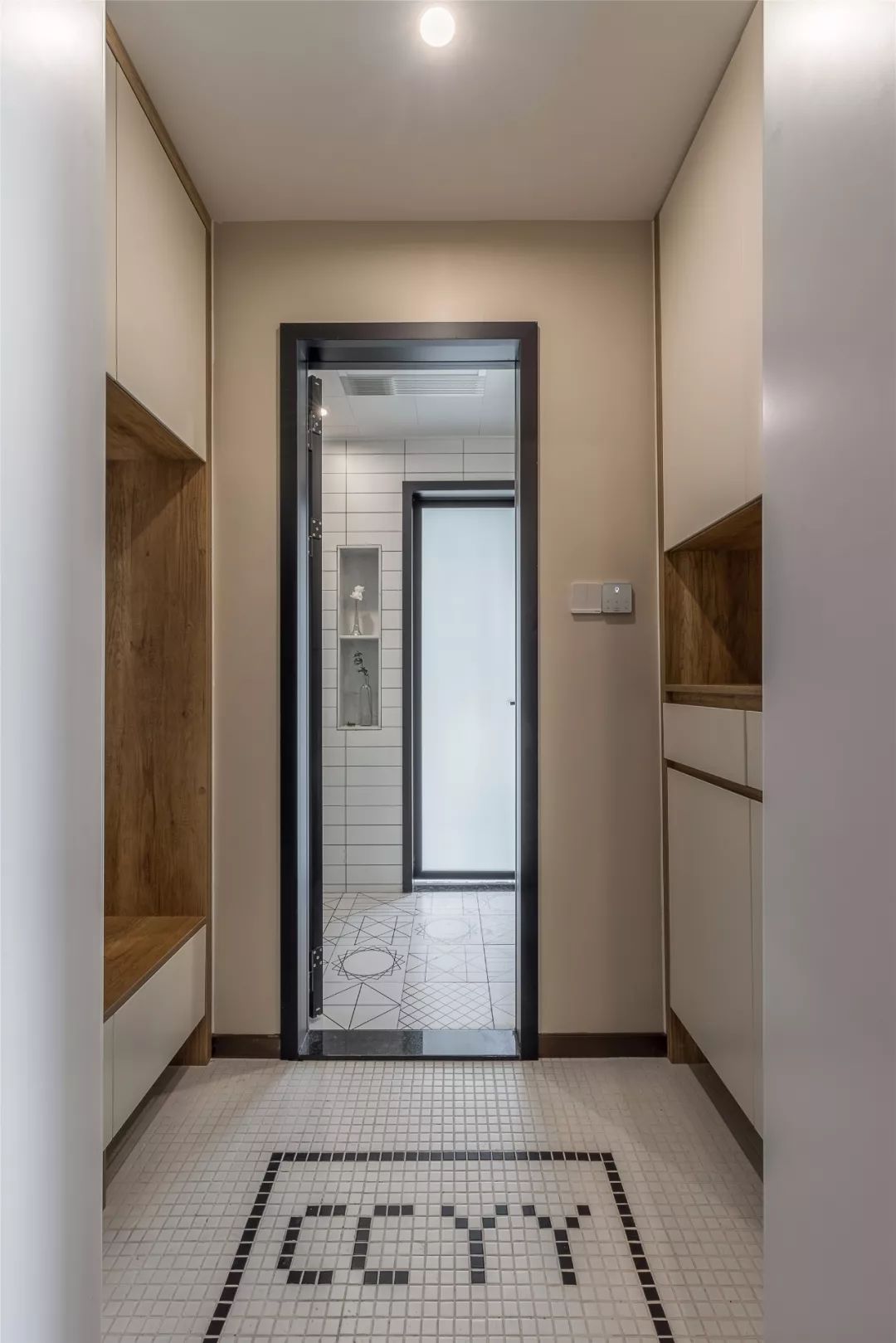 96㎡现代简约，玄关旁做个走廊+卫生间，布局真实用