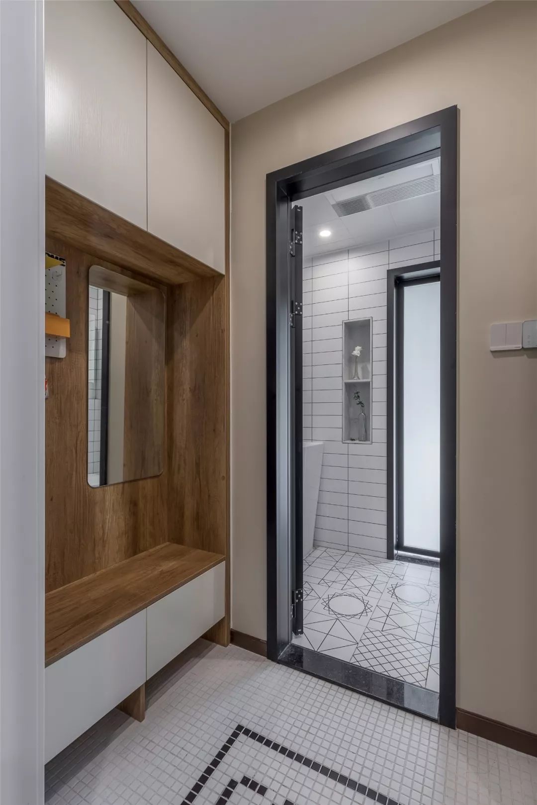 96㎡现代简约，玄关旁做个走廊+卫生间，布局真实用