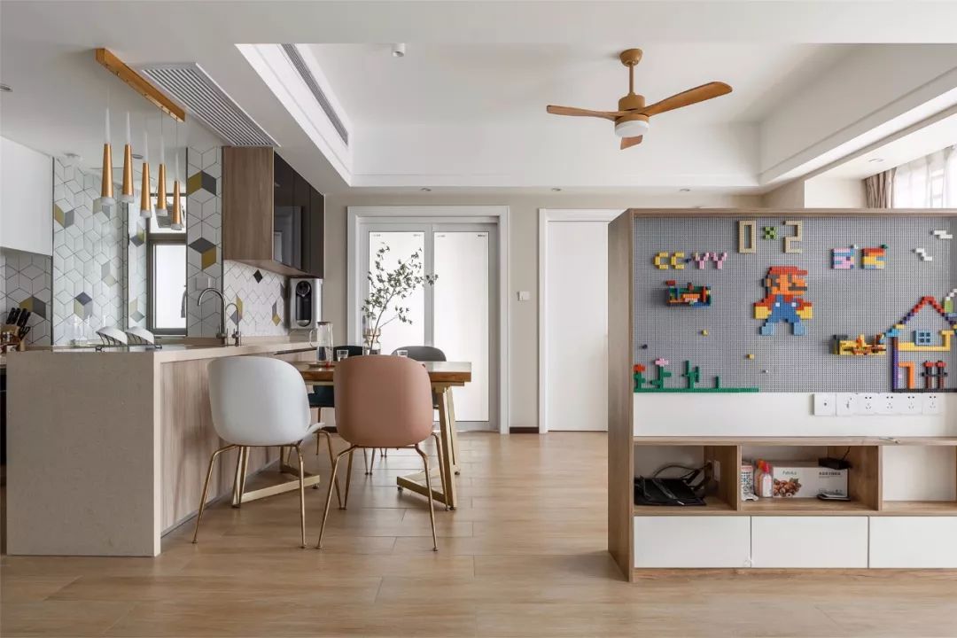 96㎡现代简约，玄关旁做个走廊+卫生间，布局真实用