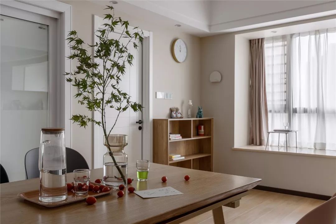 96㎡现代简约，玄关旁做个走廊+卫生间，布局真实用