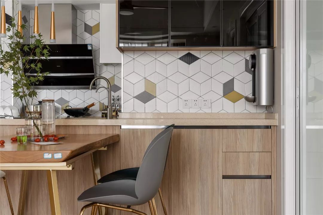 96㎡现代简约，玄关旁做个走廊+卫生间，布局真实用