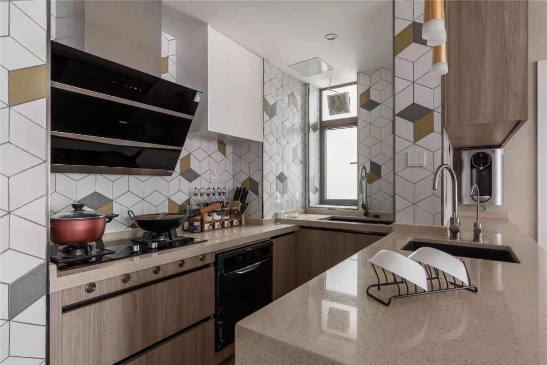 96㎡现代简约，玄关旁做个走廊+卫生间，布局真实用