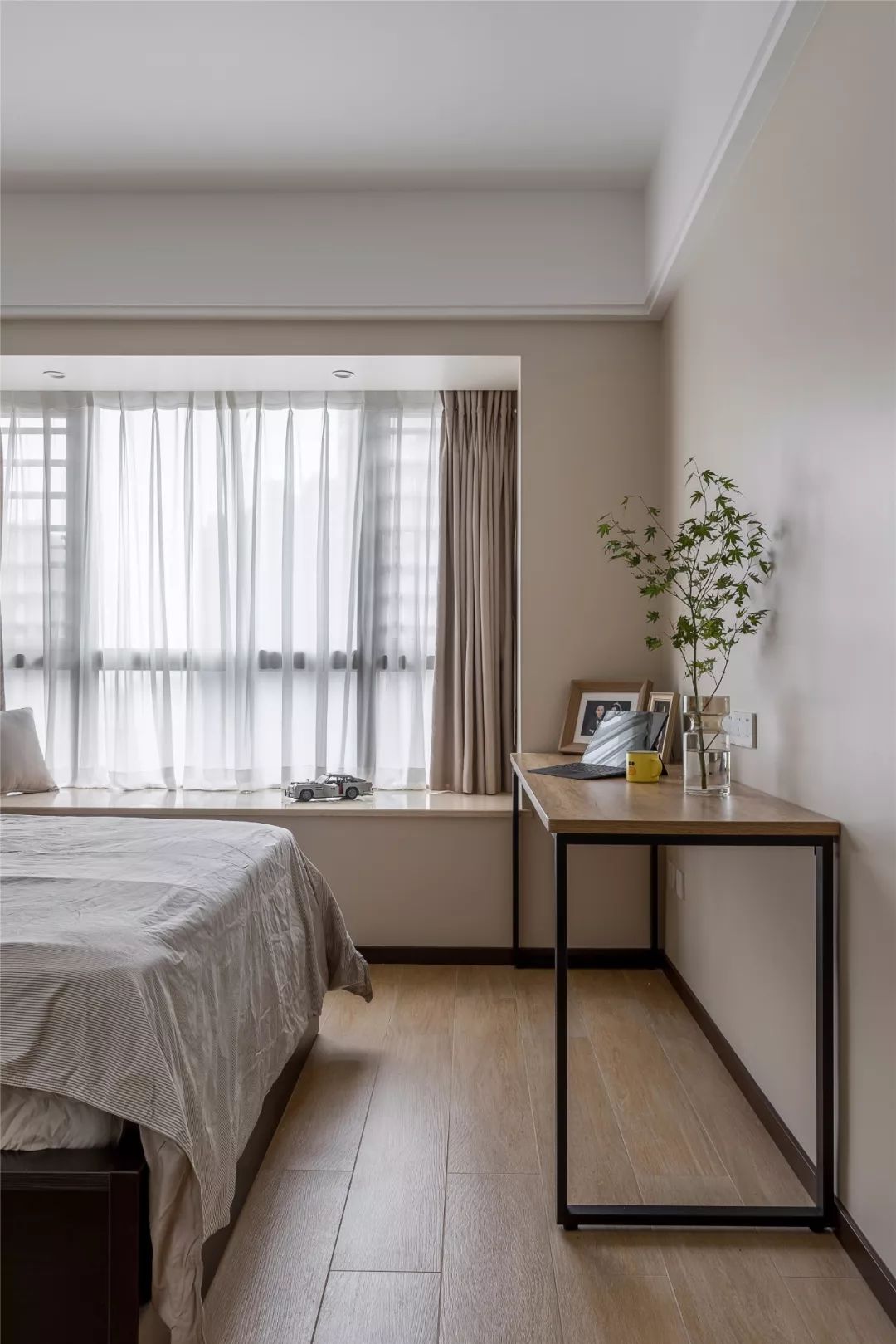 96㎡现代简约，玄关旁做个走廊+卫生间，布局真实用