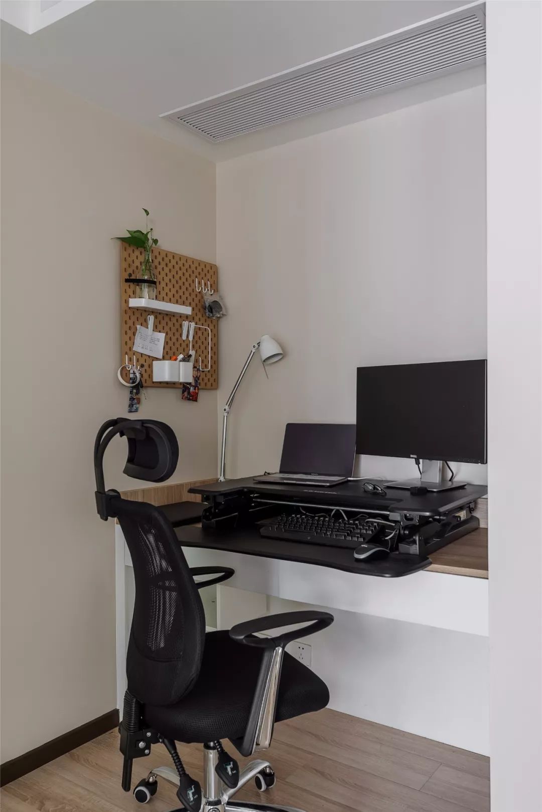 96㎡现代简约，玄关旁做个走廊+卫生间，布局真实用