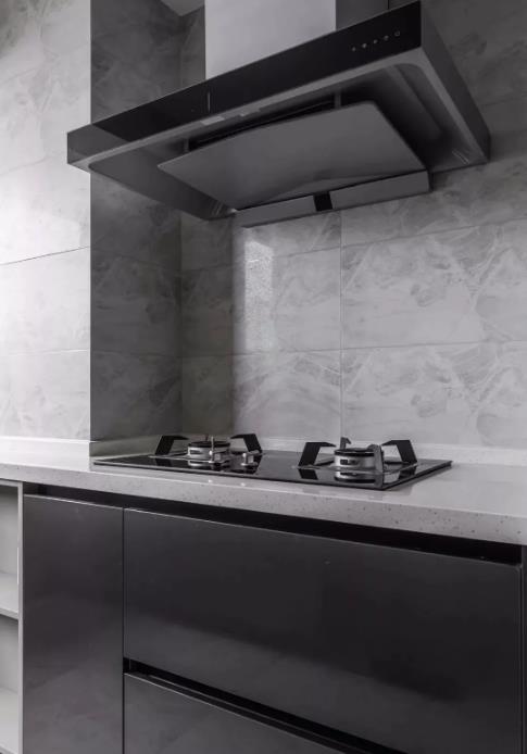 123平黑白灰现代简约风格，打通次卧设计衣帽间和书房，太棒了