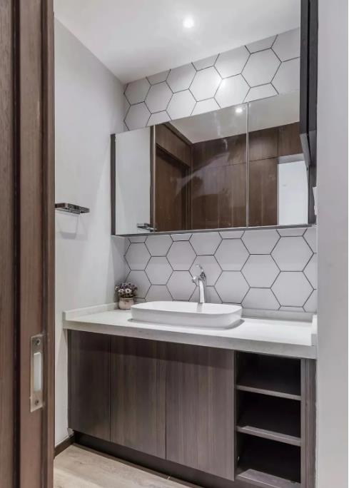 123平黑白灰现代简约风格，打通次卧设计衣帽间和书房，太棒了