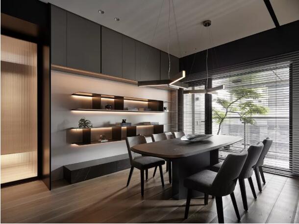 人文及入沉稳的风格