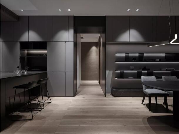 人文及入沉稳的风格