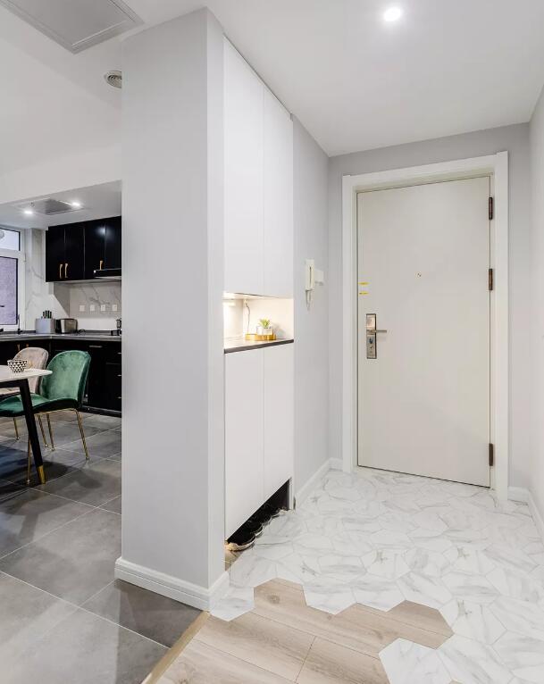 简约风三居室，喜欢玄关的六边砖设计！