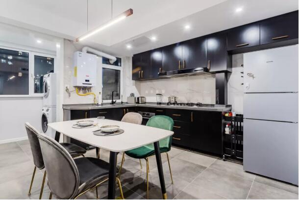 简约风三居室，喜欢玄关的六边砖设计！