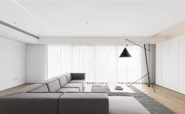 夫妻俩把房子装修成极简风，进屋倍感高级