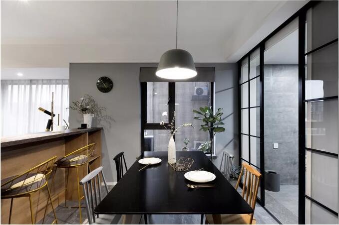 以灰色与与木饰面的组合，令人惬意舒适而情趣!