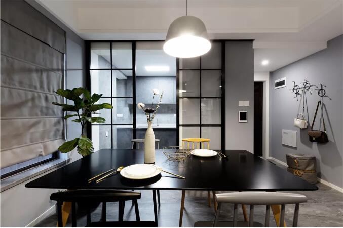 以灰色与与木饰面的组合，令人惬意舒适而情趣!