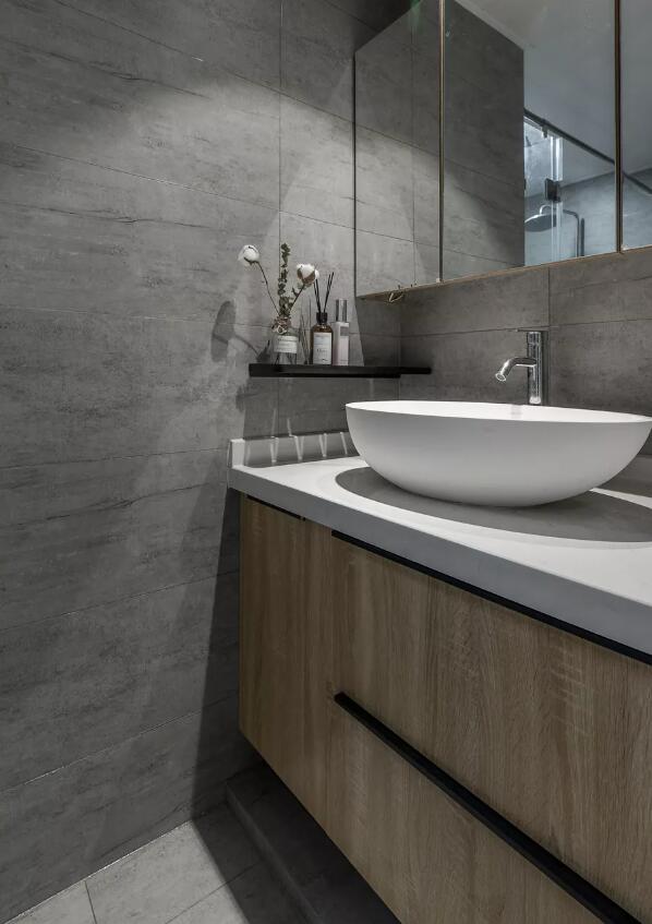 以灰色与与木饰面的组合，令人惬意舒适而情趣!