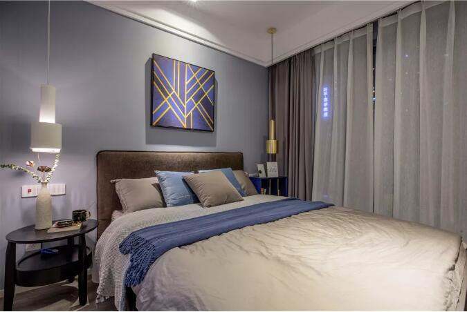 以灰色与与木饰面的组合，令人惬意舒适而情趣!