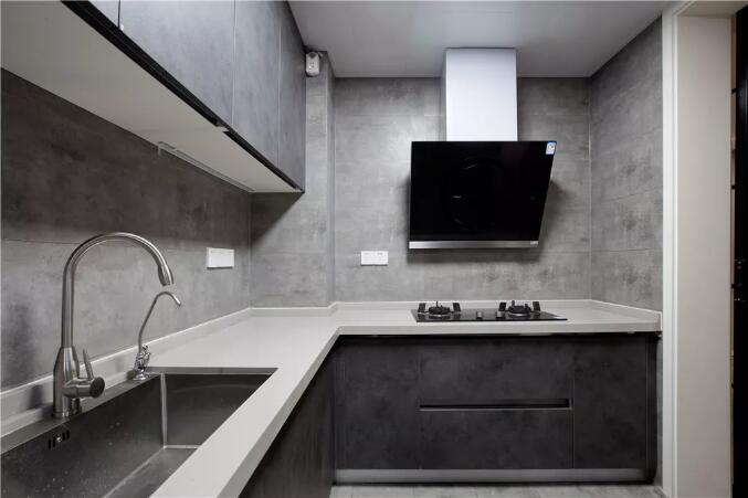 以灰色与与木饰面的组合，令人惬意舒适而情趣!