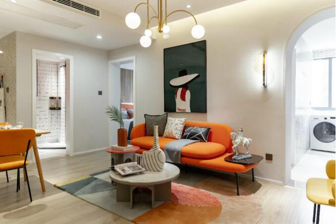 现代轻奢，布置金属质感与鲜艳的软装，让空间透露出一种轻奢高级的气质