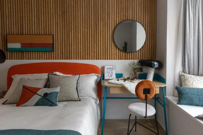 现代轻奢，布置金属质感与鲜艳的软装，让空间透露出一种轻奢高级的气质