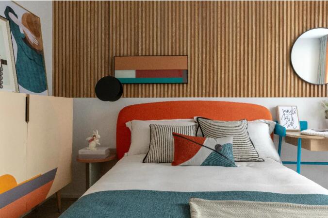 现代轻奢，布置金属质感与鲜艳的软装，让空间透露出一种轻奢高级的气质