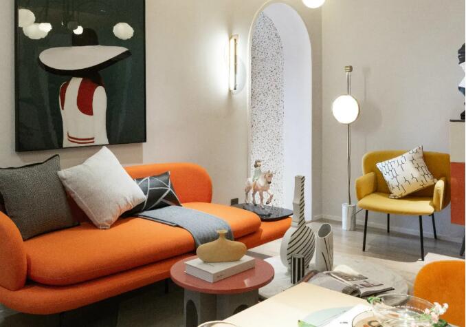 现代轻奢，布置金属质感与鲜艳的软装，让空间透露出一种轻奢高级的气质