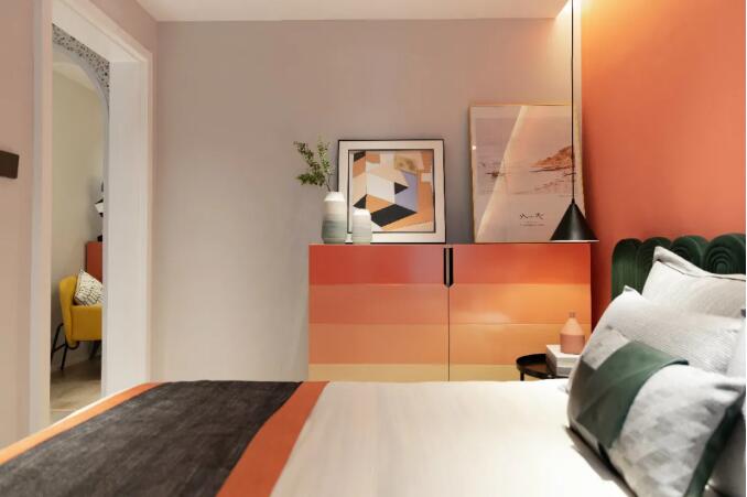 现代轻奢，布置金属质感与鲜艳的软装，让空间透露出一种轻奢高级的气质