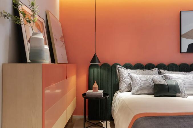 现代轻奢，布置金属质感与鲜艳的软装，让空间透露出一种轻奢高级的气质