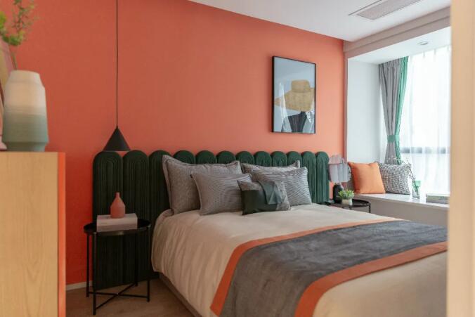 现代轻奢，布置金属质感与鲜艳的软装，让空间透露出一种轻奢高级的气质