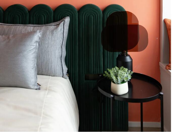 现代轻奢，布置金属质感与鲜艳的软装，让空间透露出一种轻奢高级的气质