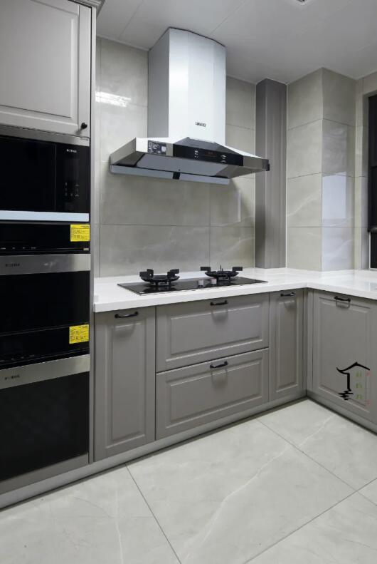 以现代美式风格的空间，布置轻奢质感的细节装饰