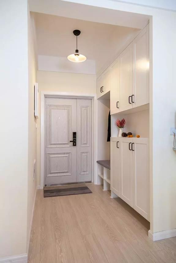 玄关别再傻傻打柜子了，现在流行这么做，漂亮大方而且实用！