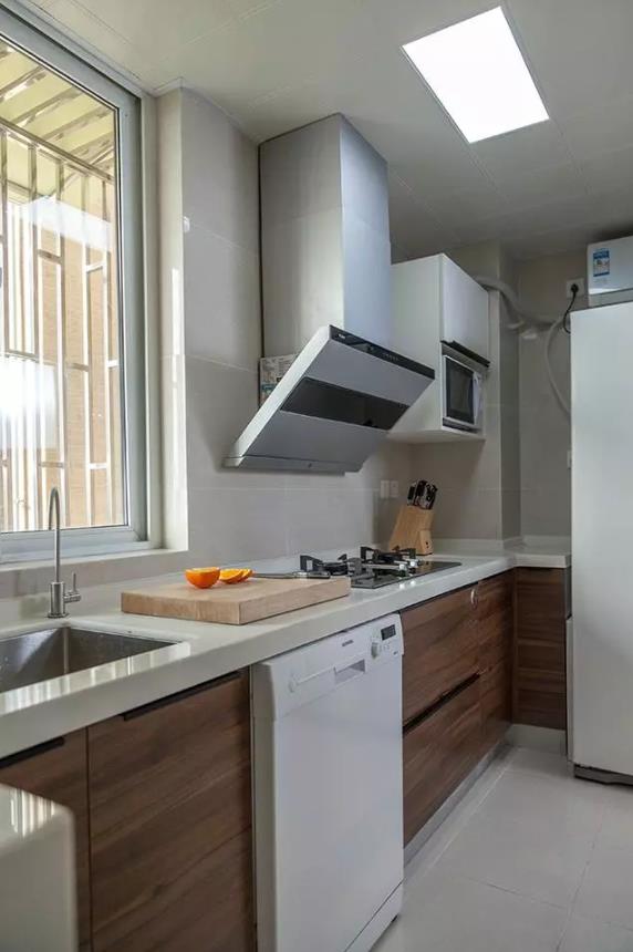 玄关别再傻傻打柜子了，现在流行这么做，漂亮大方而且实用！