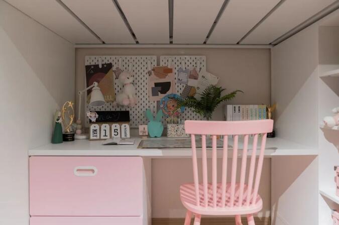 金属与石材的质感让空间显得更加华丽高级而档次