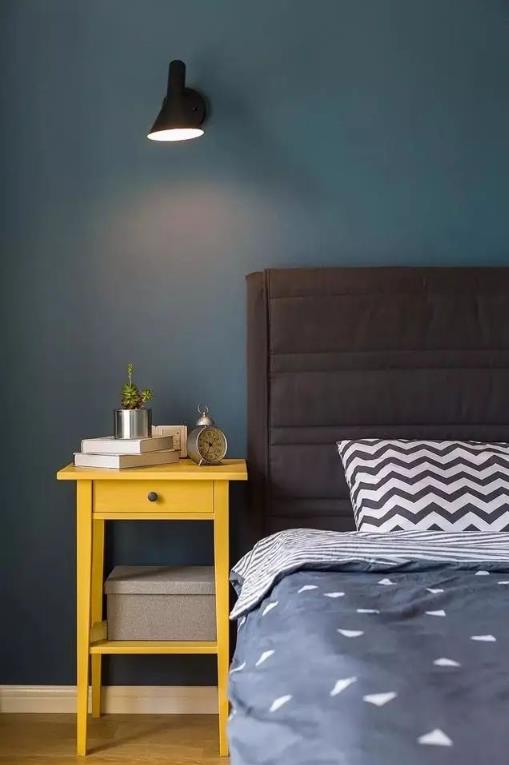 北欧风三居室，有颜色的背景墙就是不一样，时尚又好看